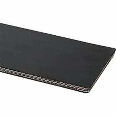 ¿Cuál es el efecto del patrón de la correa en el transporte de tejas?